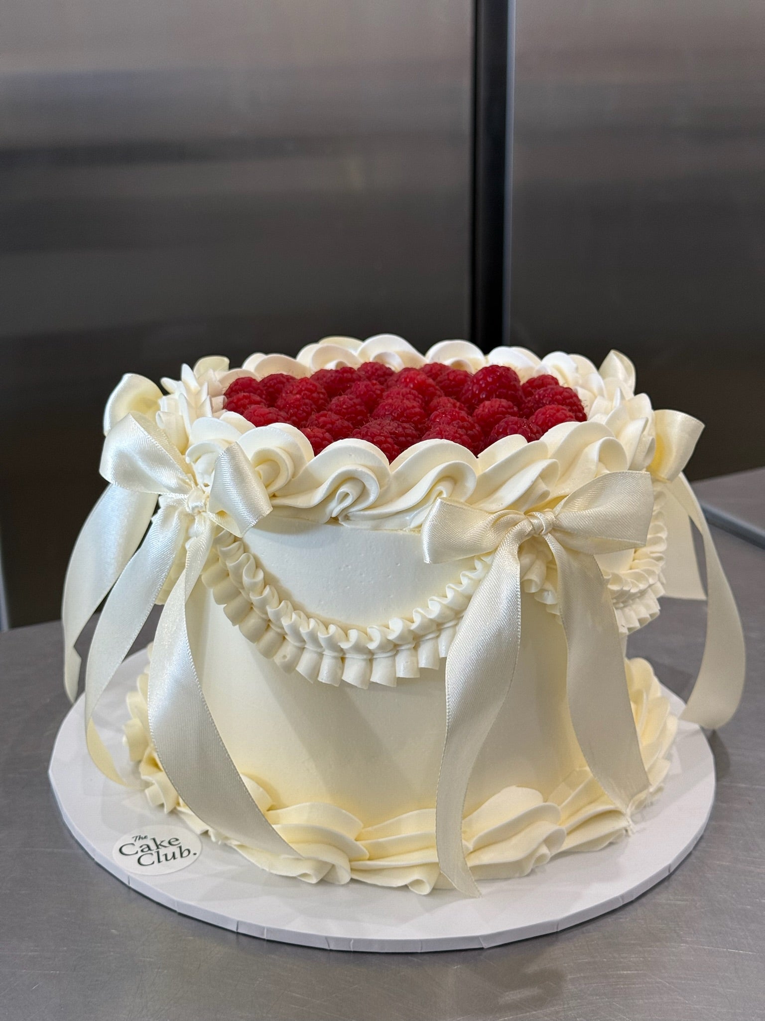 The Vintage Bow Raspberry. – The Cake Club.
